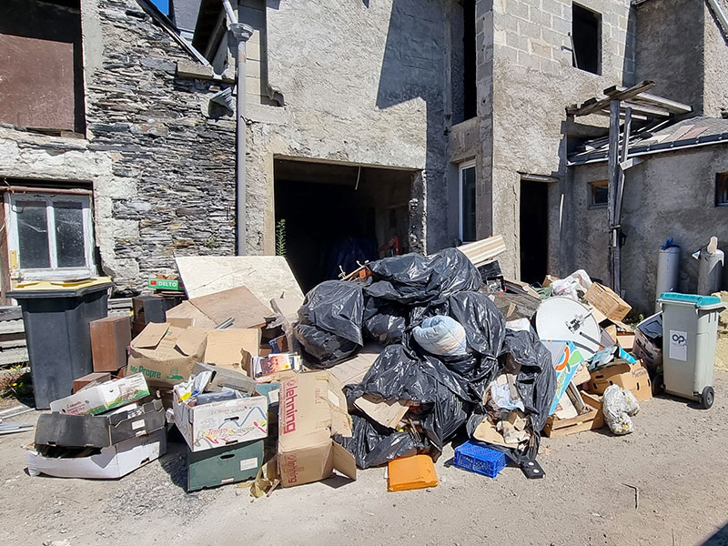 Cave encombrée d'un immeuble parisien avant une intervention de débarras professionnel